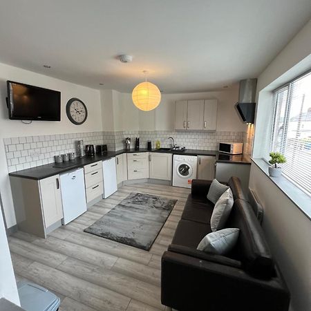 Cosy Modern Apartment ワーリントン エクステリア 写真
