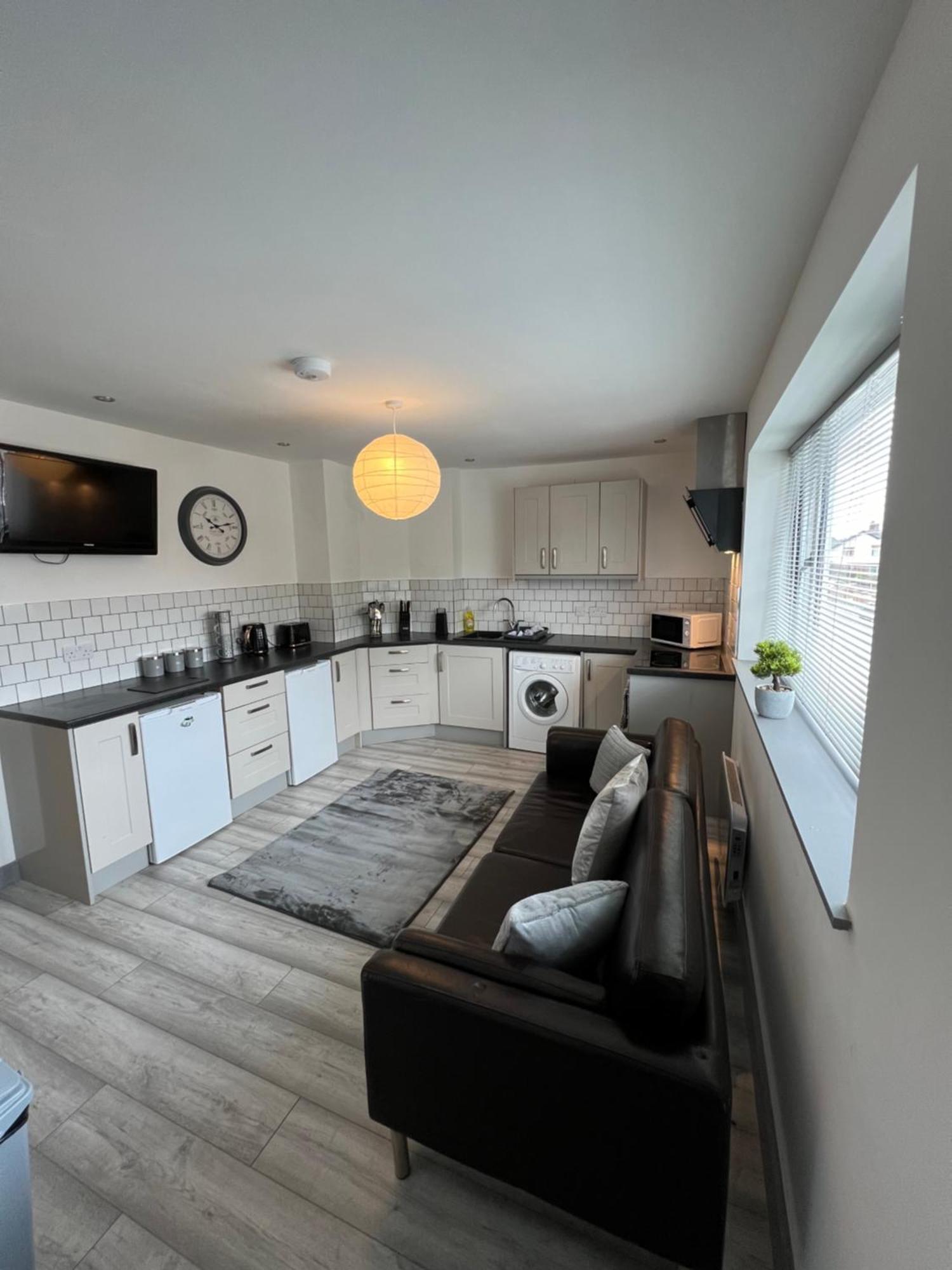 Cosy Modern Apartment ワーリントン エクステリア 写真