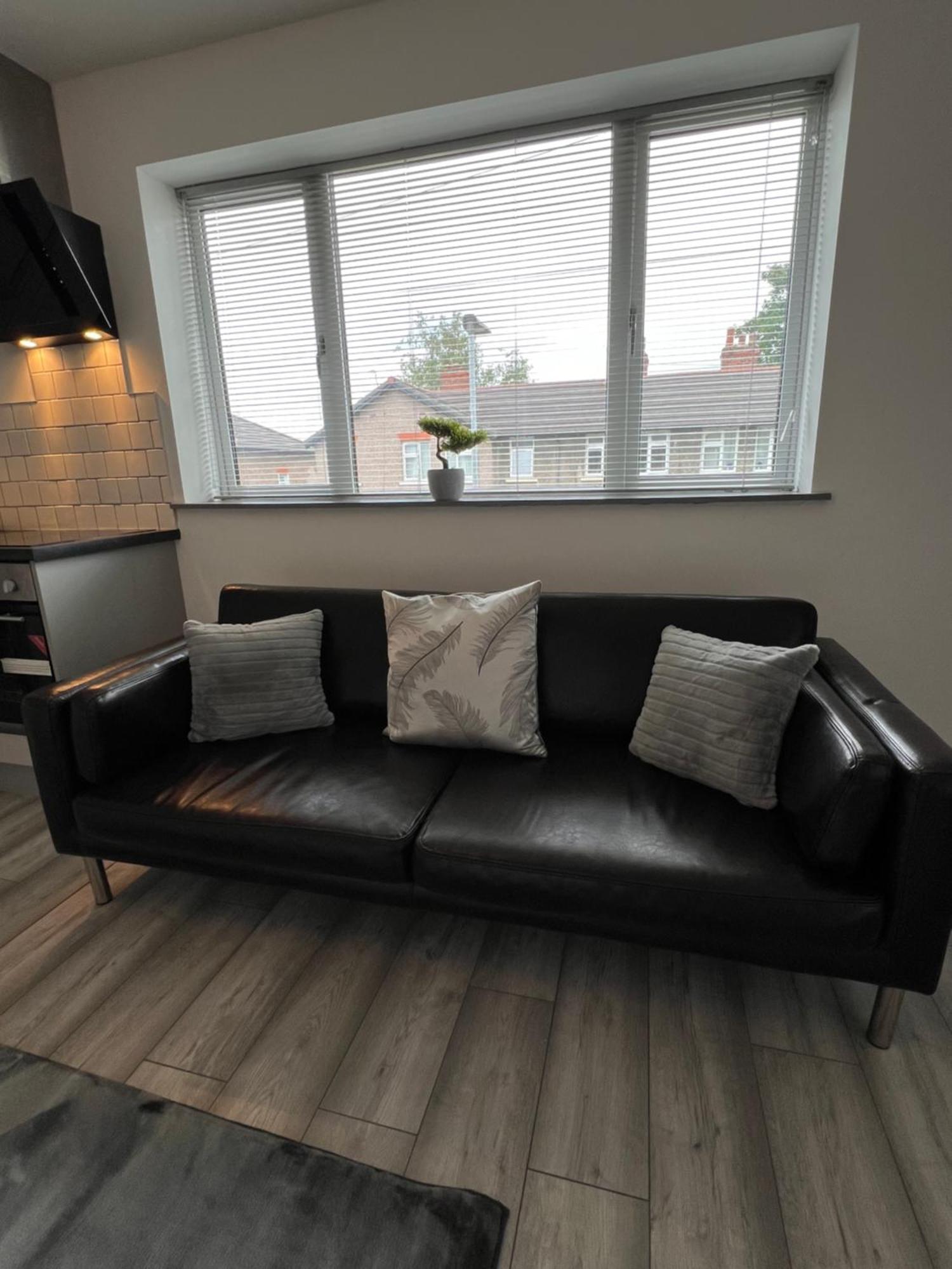 Cosy Modern Apartment ワーリントン エクステリア 写真